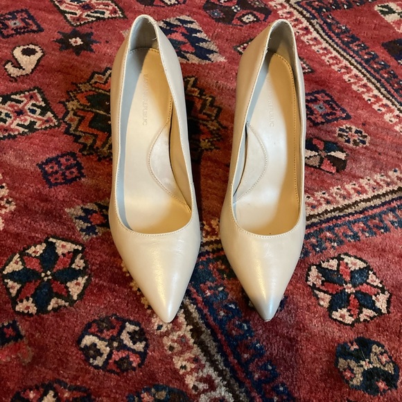 Banana Republic Madison 12 Hour Pump - Picture 4 of 8